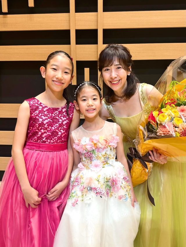 久しぶりの投稿です😊

🎹2025年度12月のピアノ発表会が無事に終わりました🎹

この日のために一生懸命練習してきた
生徒さん一人ひとりの演奏
本番ならではの緊張感の中でも、音楽と真剣に向き合う姿に胸が熱くなりました。

大きな舞台で演奏した経験は、きっとこれからの自信につながると思います✨

保護者の皆さま、温かいサポートを本当にありがとうございました。

#ピアノ発表会
#箕面市ピアノ教室